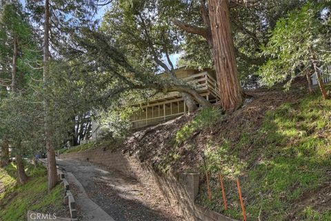 Photo of 370 Weisshorn Dr, Crestline, CA 92325 (MLS # IG26043539)