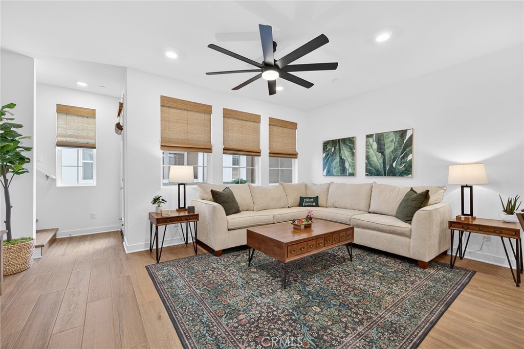 1044 N Anaheim