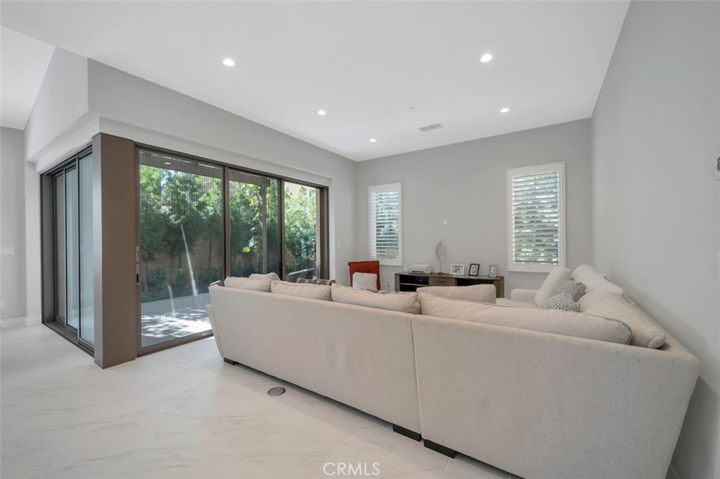129 Lomita