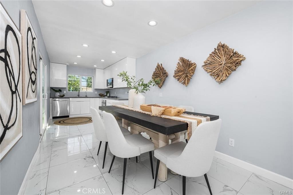 223 W Simmons