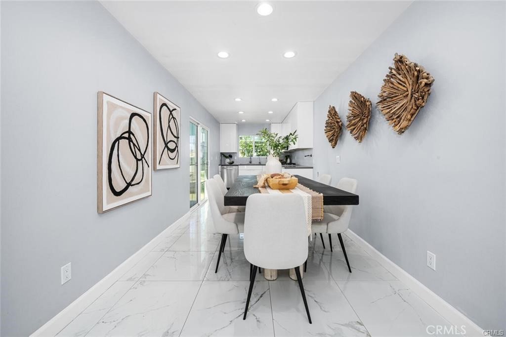 223 W Simmons