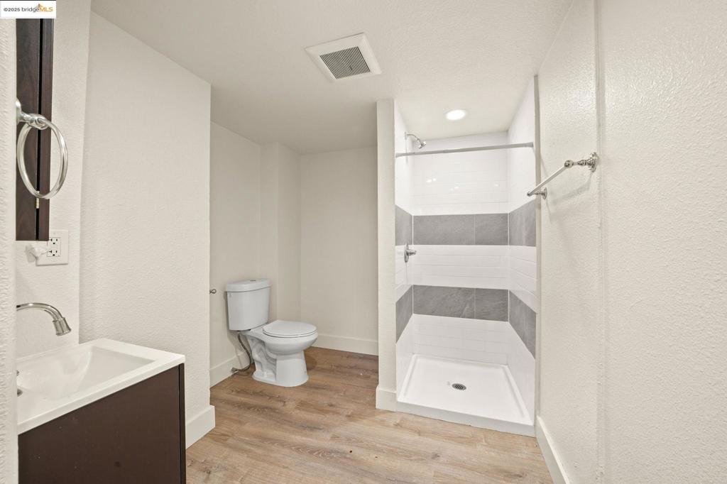 OAKLAND - Residential Income