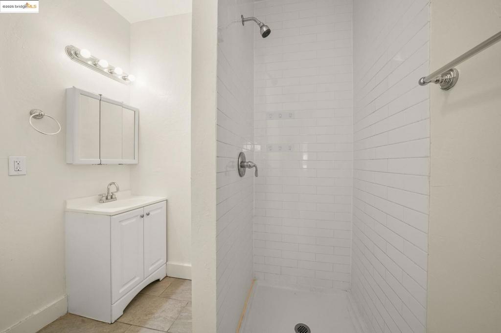 OAKLAND - Residential Income