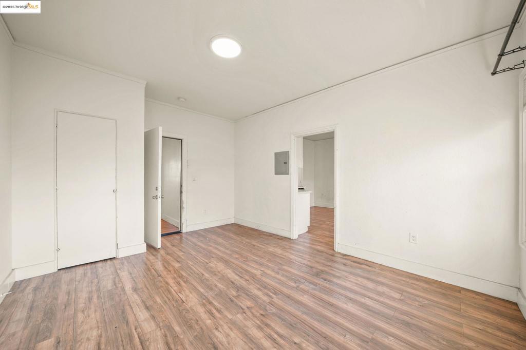 OAKLAND - Residential Income