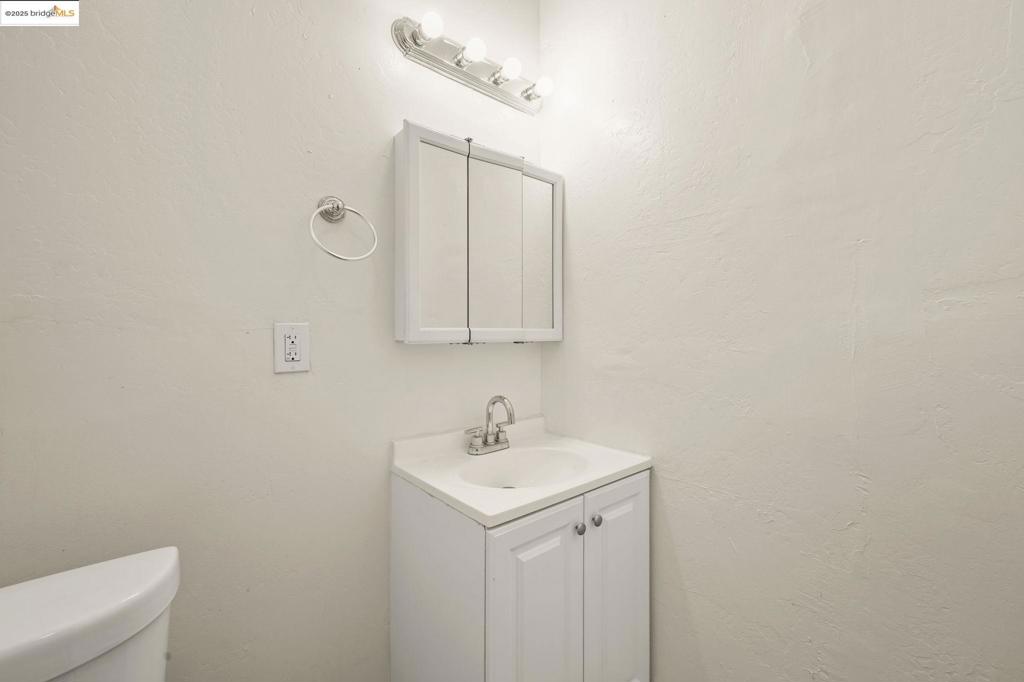 OAKLAND - Residential Income