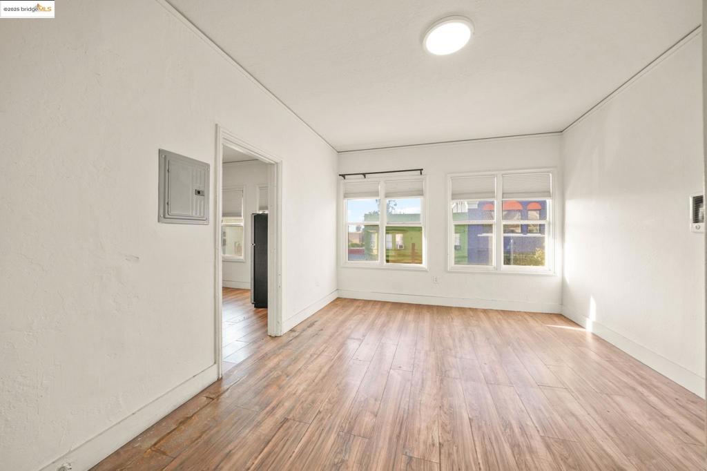 OAKLAND - Residential Income