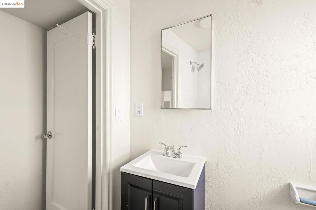 OAKLAND - Residential Income