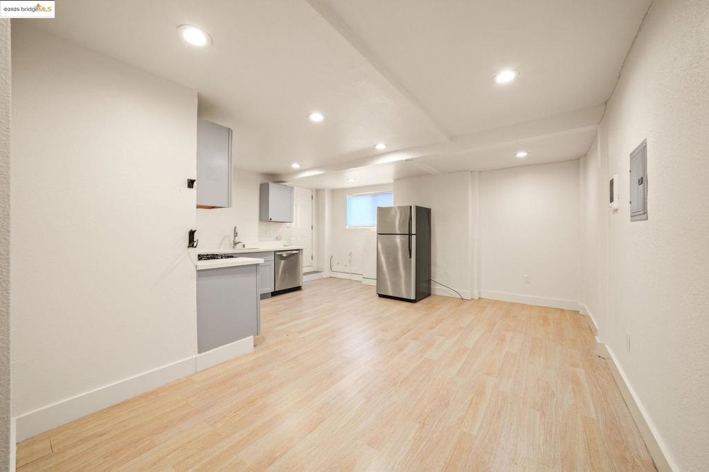 OAKLAND - Residential Income