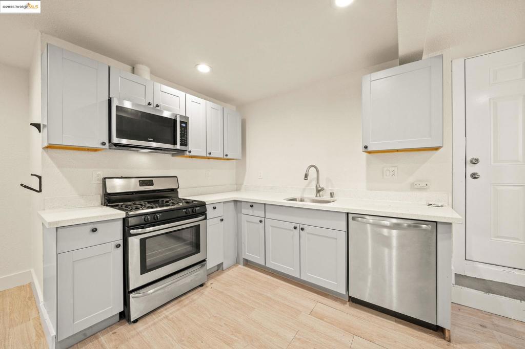 OAKLAND - Residential Income