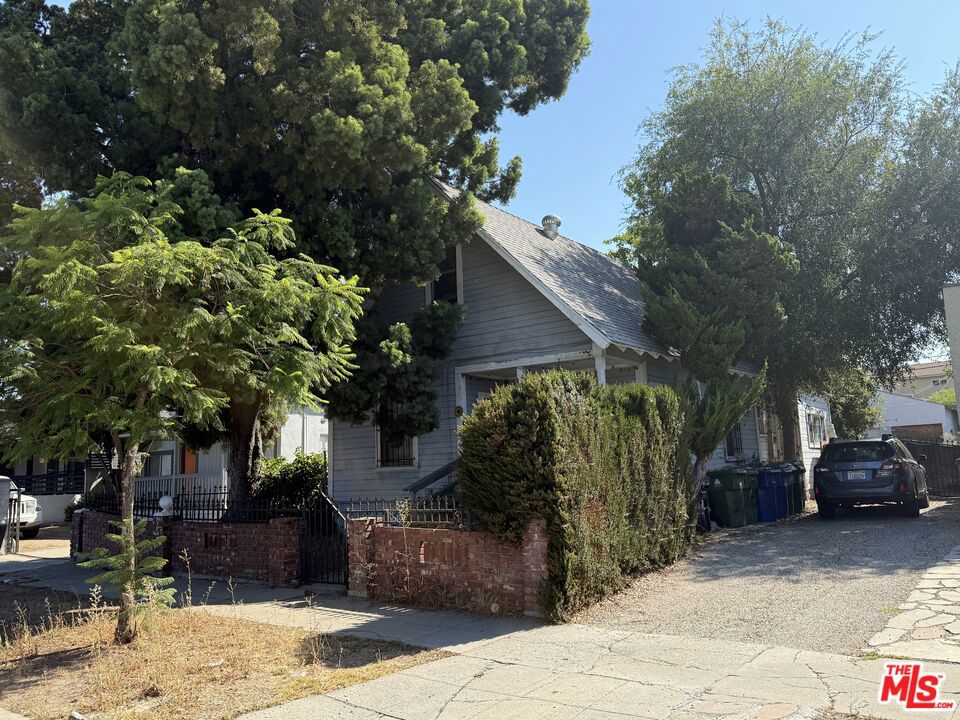 Probate Sale! This property will be offered at a live auction at the property site on Saturday, September 6, 2025 at 02:30 PM. Auction day registration will be from 1:45 PM to 02:30 PM. This Multi-Family-Duplex built in 1899 features a total of 2 bedrooms and 1 bathroom +/-1,008 Sq Ft of living space, +/-6,241 Sq Ft lot, APN: 5493-004-019. Detached 3-car garage. There is a shared driveway agreement that is included on the title report. The property is occupied by non-paying occupants. No interior access during open house. No interior inspection or inspection contingency. The property will be delivered occupied and buyer is responsible for the occupants. In order to bid on auction day, ALL BIDDERS MUST HAVE IN THEIR POSSESSION a cashier's check for $10,000 (MADE PAYABLE TO NDA INC.) and a blank personal check for the balance of the required 10% deposit (no exceptions). This Property is offered together with improvements thereon as is, where is, with no warranty expressed or implied. This sale is subject to court confirmation and overbid. The timing of the hearing is subject to the courts calendar approximately 2 months from the offer deadline date. After court confirmation there will be a 45-day escrow period. The Seller reserves the right to accept, counter or reject all offers. IN ALL CIRCUMSTANCES, THERE ARE NO FINANCING, APPRAISAL OR INSPECTION CONTINGENCIES. Estate of Pamela Boehnert.