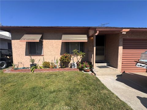 Photo of 4518 Albury AVE, Lakewood, CA 90713 (MLS # PW26102008)