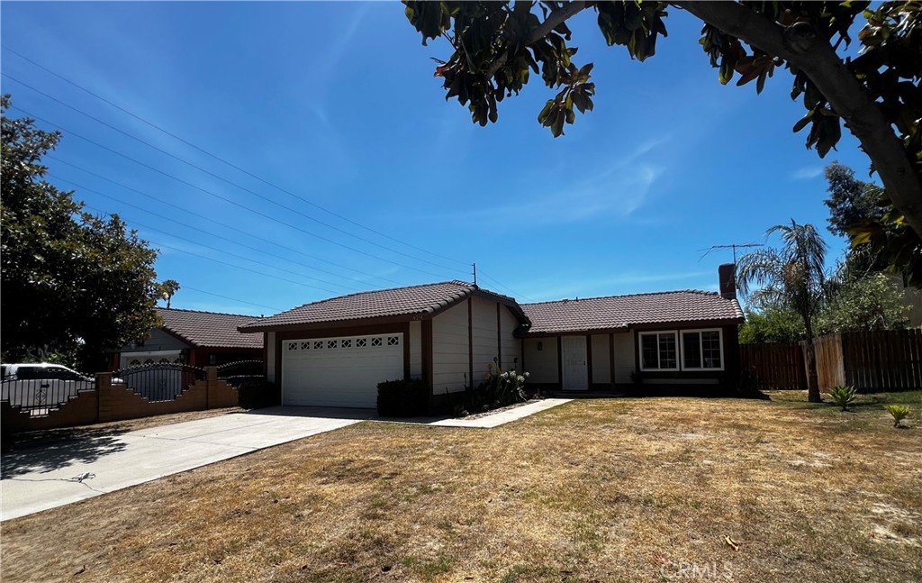 Welcome to this beautifully maintained and move-in ready residence in Riverside! This lovely 2-bedroom, 2-bathroom home spans 912 sq ft and features a thoughtful layout with a spacious living room and generously sized bedrooms, all filled with abundant natural light from recently installed windows.
Situated on a large lot measuring 9,148 sq ft, the property offers immense potential—whether you're looking to create your dream backyard, add an outdoor living space, or expand in the future. The backyard is a blank canvas, ready for your personal touch and imagination.
Additional highlights include a convenient two-car garage, ample storage, and a well-kept interior that reflects pride of ownership. Nestled in a central location just minutes from shopping malls, restaurants, and easy access to major freeways, this home combines comfort, functionality, and incredible convenience.
Don’t miss this fantastic opportunity to own a spacious Riverside property with endless possibilities. Schedule your viewing today and imagine all the creative ways to make this house your new home!