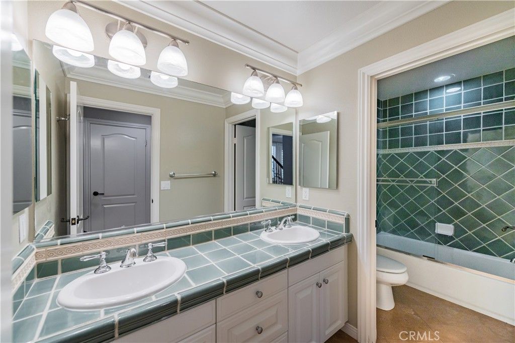 listing image 130724985438159621950