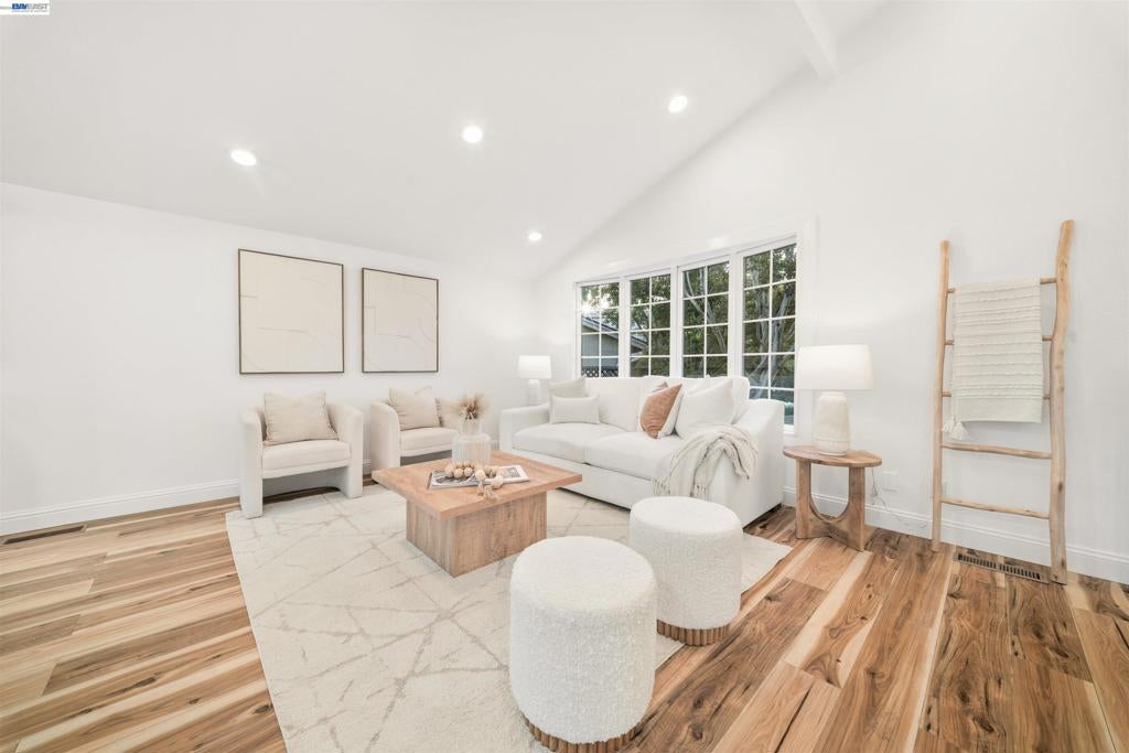 1140 Gilbert Ct