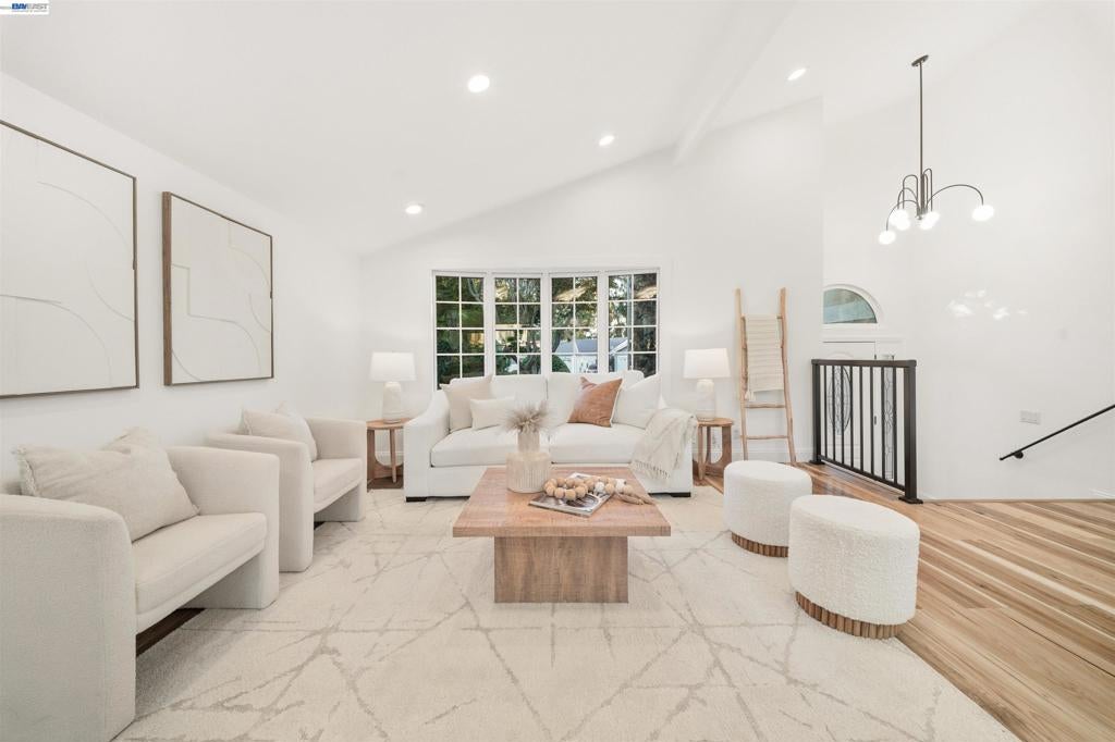 1140 Gilbert Ct