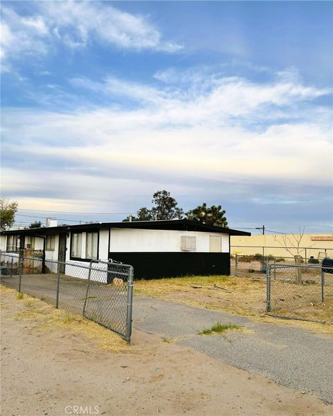 Photo of 16396 Yucca St, Hesperia, CA 92345 (MLS # DW25249795)
