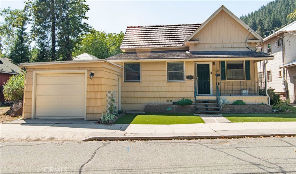 Welcome to 5505 Sacramento! This 2 bedroom 2 bath home is located within walking distance to post office, market, park and restaurants. A convenient covered porch, 1 car garage, and minimal landscaping to upkeep! Spacious kitchen with plentiful storage and island. Utility/laundry room off the kitchen and washer/dryer included as well as refrigerator. Just minutes away, the Upper Sacramento River provides world-class fly fishing and a short drive takes you to Mt. Shasta Ski Park—ideal for outdoor enthusiasts that want to enjoy all the recreational activities the area has to offer. Whether you’re seeking a cozy primary residence or the perfect vacation getaway, this property is a must see before making a buying decision. Some photos have been virtually staged for illustrative purposes. Boundary lines in drone photo are approximate and for illustrative purposes only.
*NOTE: The information within is deemed reliable but should be independently verified by buyer.