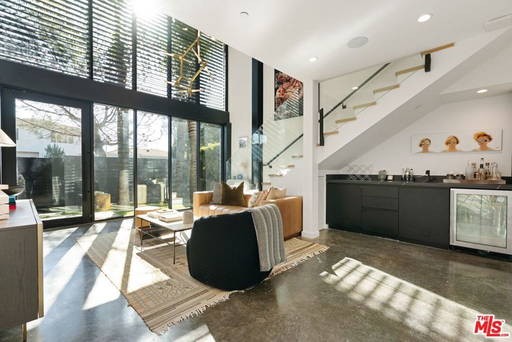 Photo of 303 Venice Way, Venice, CA 90291 (MLS # 26642737)