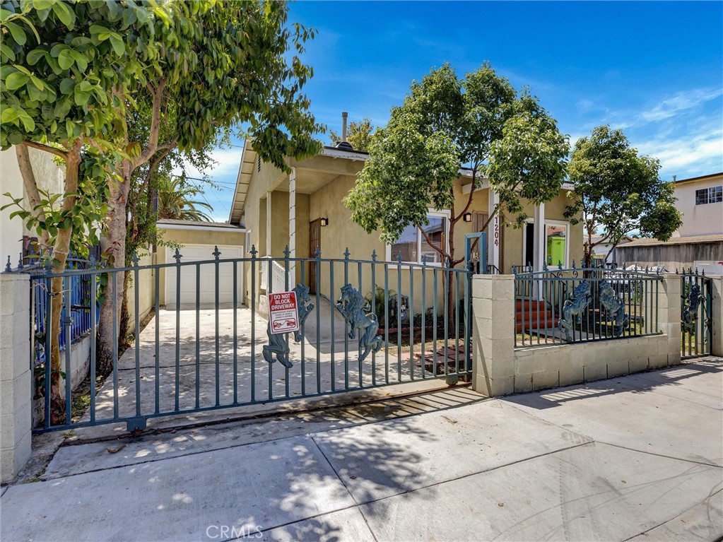 1204 E Smith