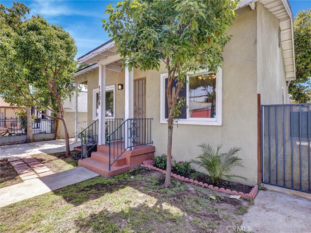1204 E Smith