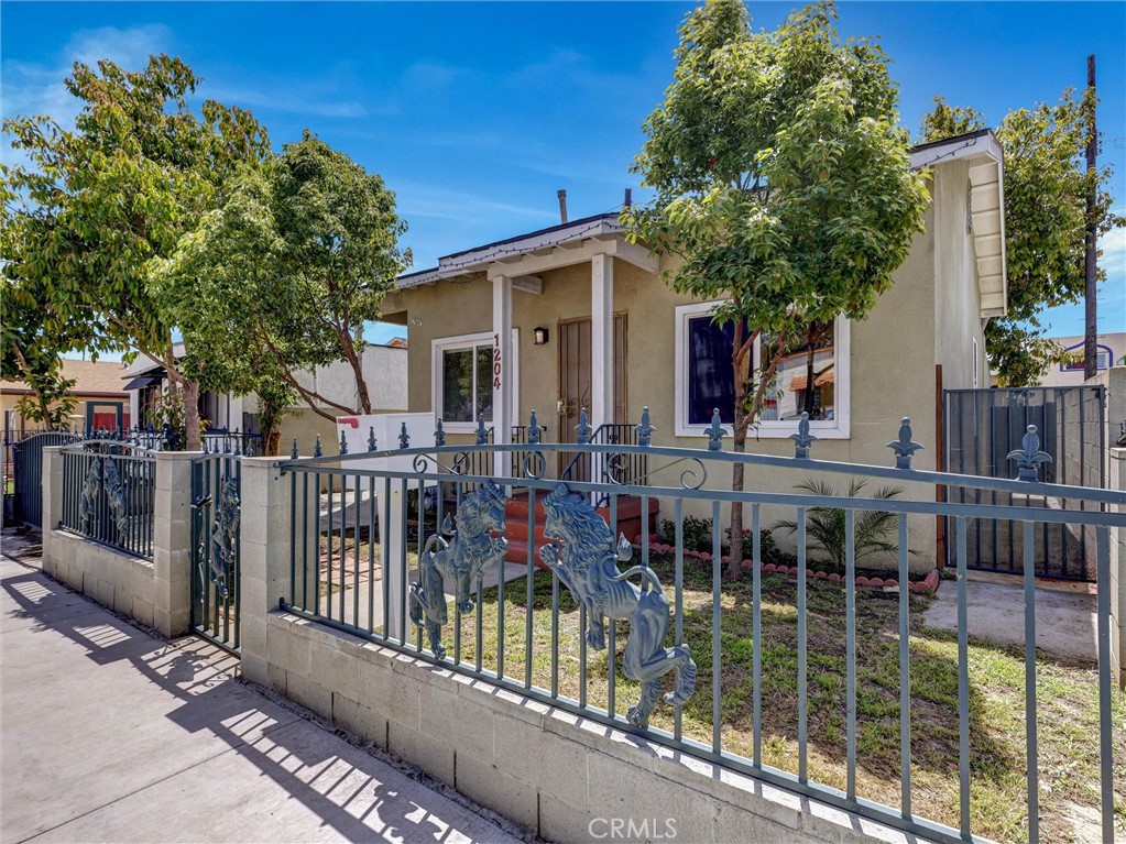 1204 E Smith