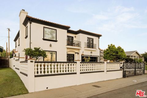 Photo of 8906 Yorktown Avenue, Los Angeles, CA 90045 (MLS # 25605057)
