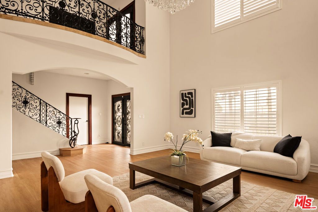 Photo of 8906 Yorktown Avenue, Los Angeles, CA 90045 (MLS # 25605057)