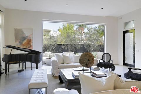 Photo of 2425 Clement Avenue, Venice, CA 90291 (MLS # 26650461)