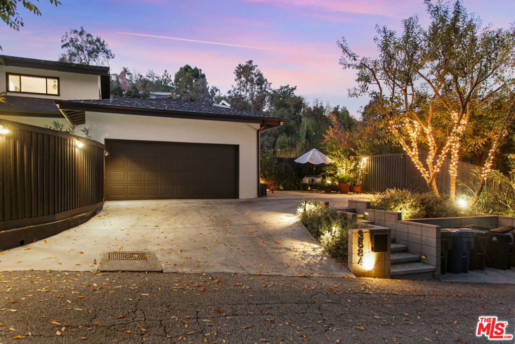 Photo of 3584 Sepulveda Boulevard, Sherman Oaks, CA 91403 (MLS # 26655125)