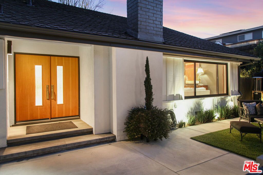 Photo of 3584 Sepulveda Boulevard, Sherman Oaks, CA 91403 (MLS # 26655125)