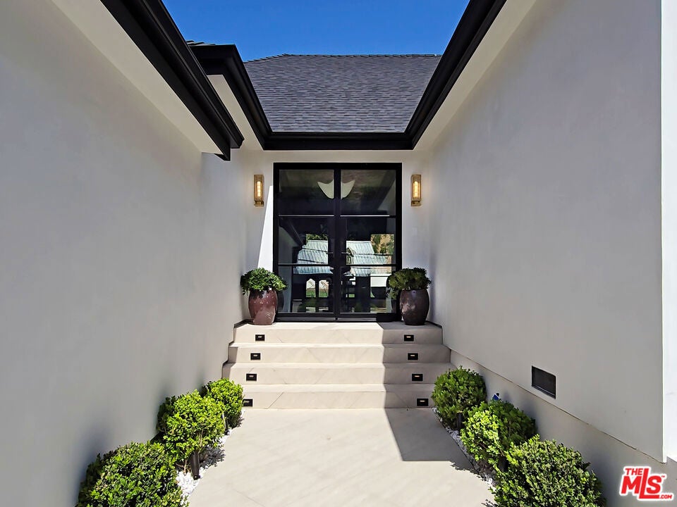 2288 Coldwater Canyon Drive