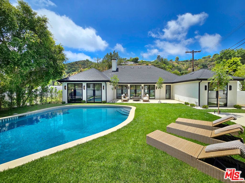 Photo of 2288 Coldwater Canyon Drive, Beverly Hills, CA 90210 (MLS # 26692133)