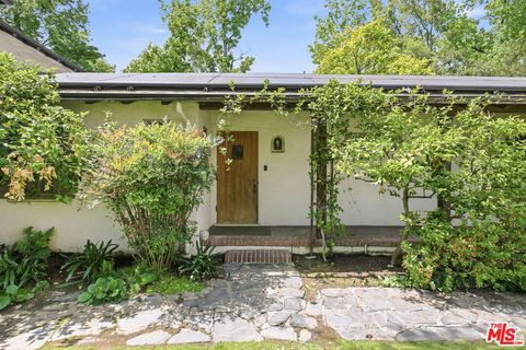Photo of 484 Prospect Terrace, Pasadena, CA 91103 (MLS # 26828039)