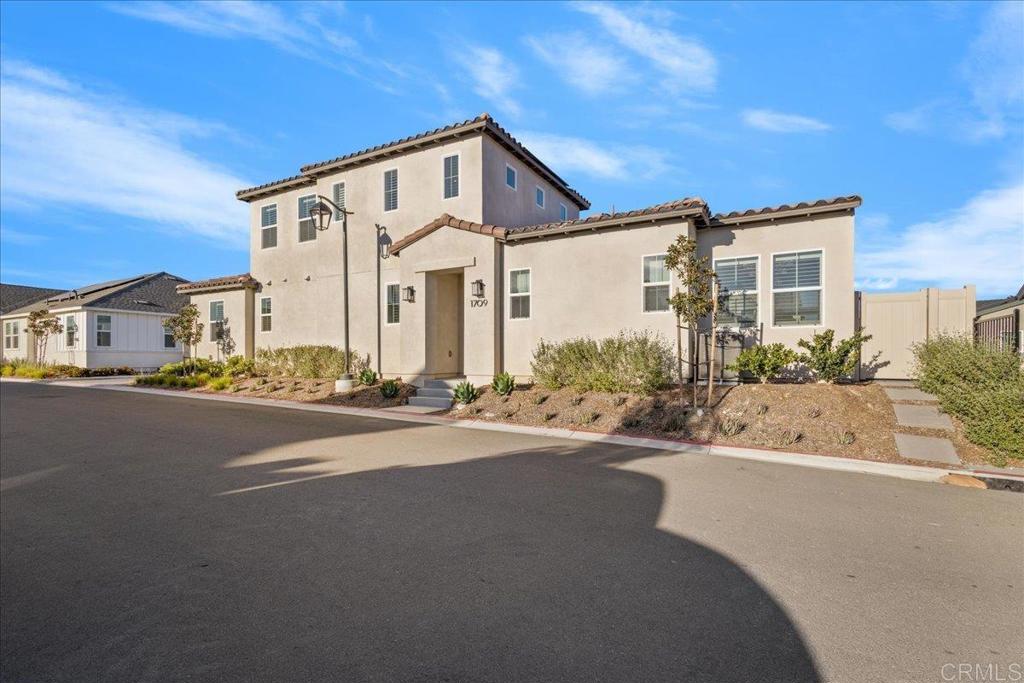 1709 Avenida Tealing