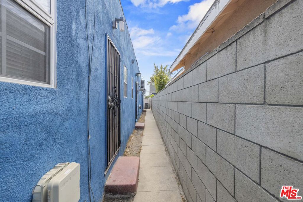 1442 Alamitos Avenue