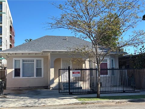 Photo of 1042 S Catalina Street, Los Angeles, CA 90006 (MLS # GD26007340)