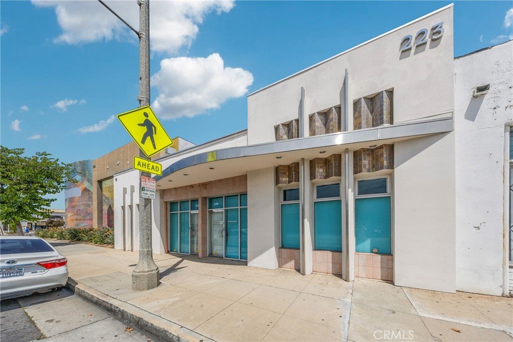223 E Valley