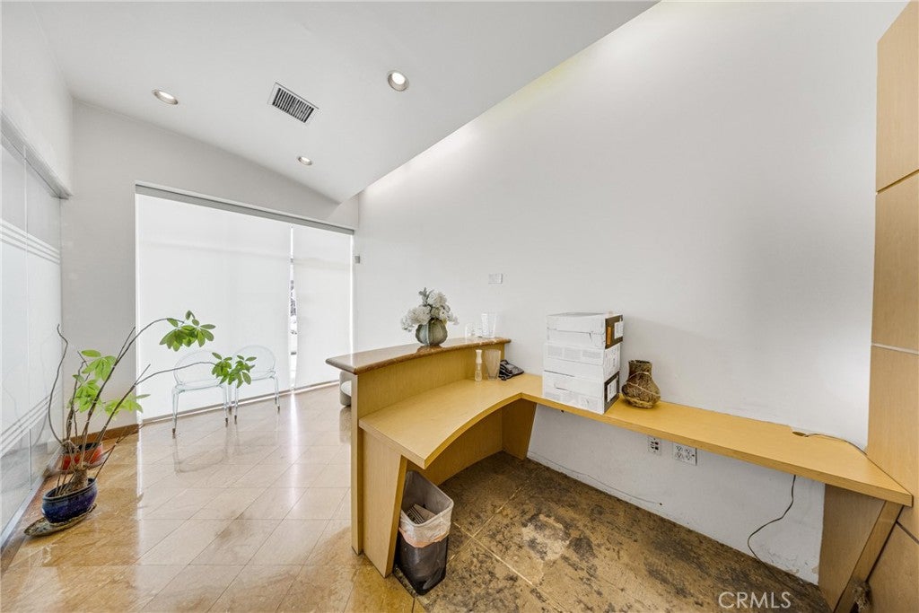 223 E Valley
