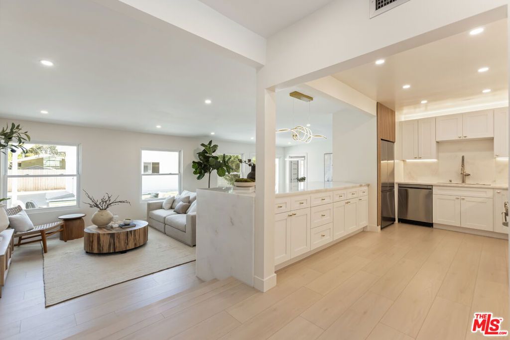 Photo of 11344 Delano Street, North Hollywood, CA 91606 (MLS # 25629891)