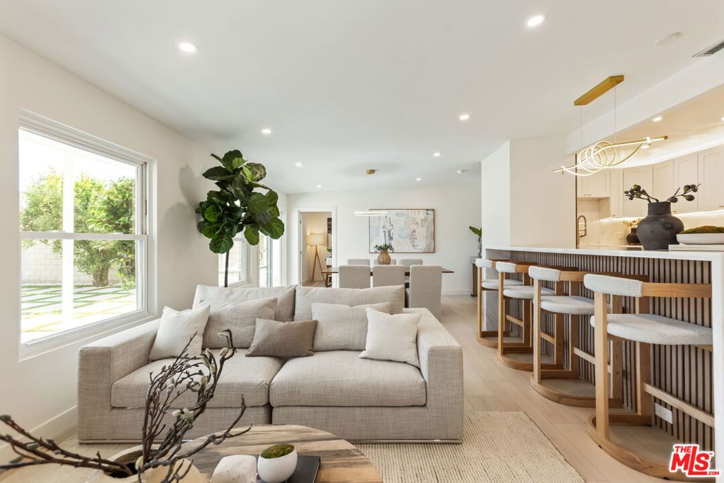 Photo of 11344 Delano Street, North Hollywood, CA 91606 (MLS # 25629891)