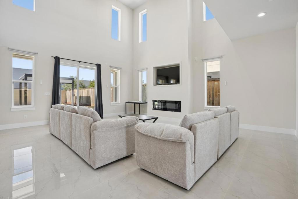 2362 Interlaken Court