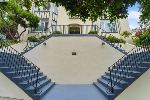 Photo of 1925 Leavenworth St St, San Francisco, CA 94133 (MLS # 41119050)