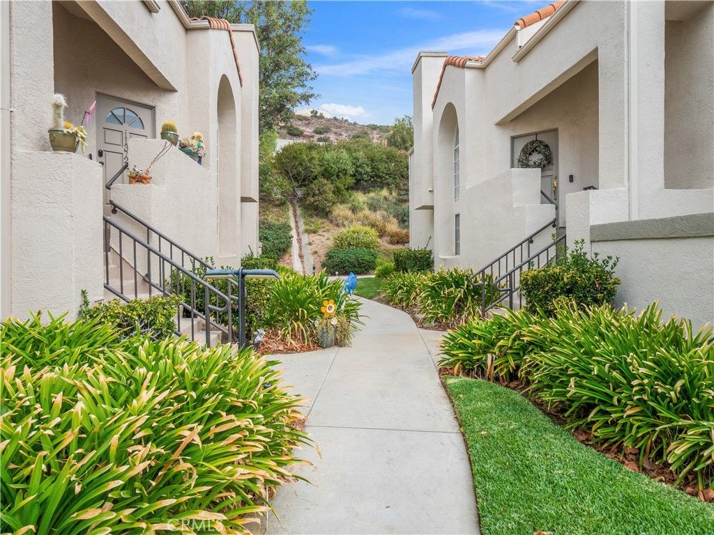 Photo of 11374 Old Ranch Circle, Chatsworth, CA 91311 (MLS # SR25200125)