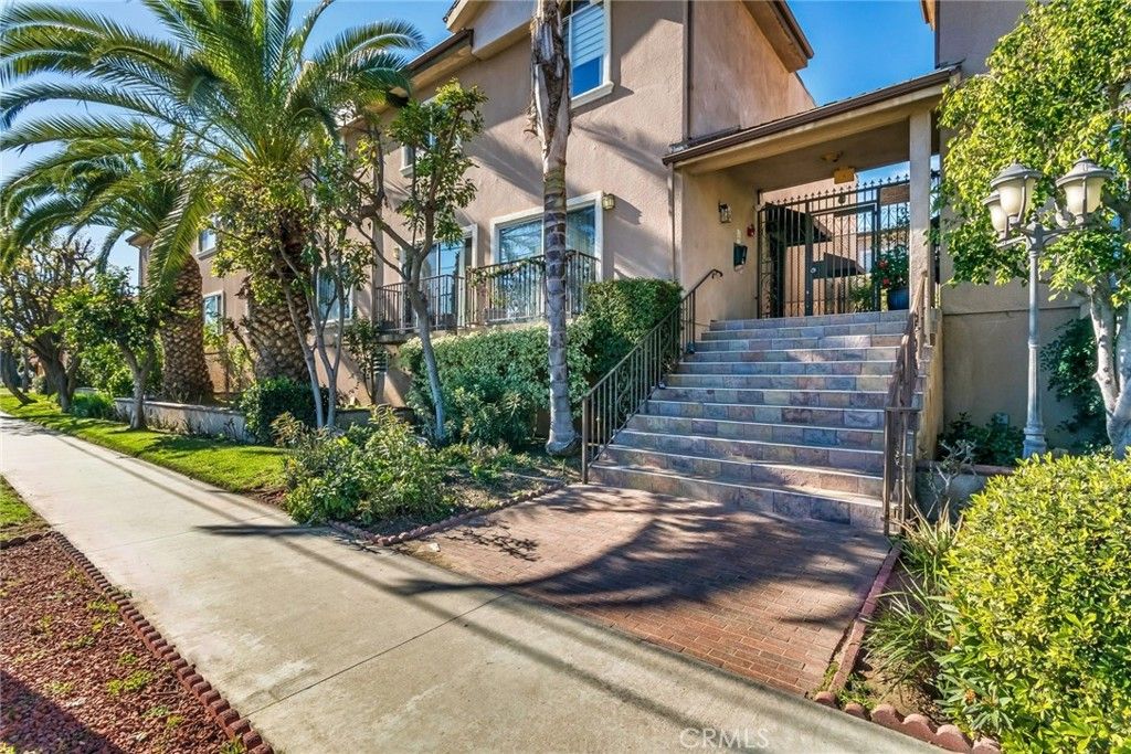 Photo of 6525 Woodman Avenue #11, Valley Glen, CA 91401 (MLS # SR26010564)