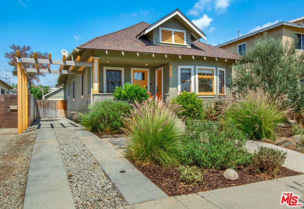 Photo of 2347 W 29th Place, Los Angeles, CA 90018 (MLS # 25592467)