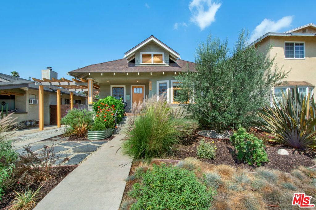 Photo of 2347 W 29th Place, Los Angeles, CA 90018 (MLS # 25592467)