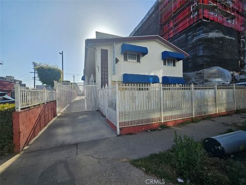 Photo of 981 S Catalina Street, Los Angeles, CA 90006 (MLS # PW25137701)