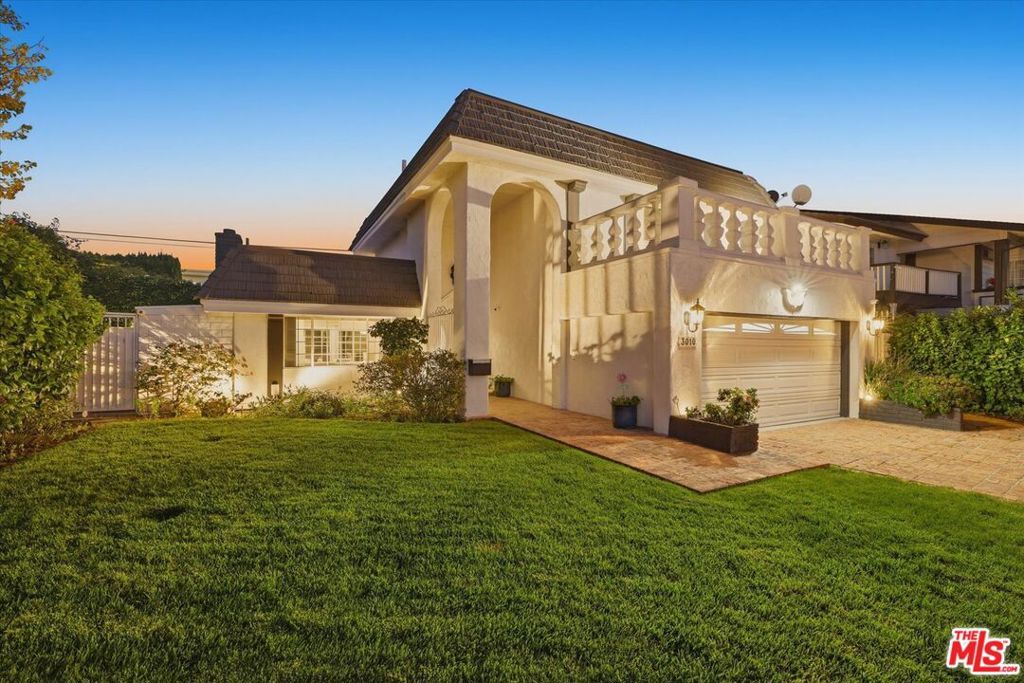 Photo of 3010 Stoner Avenue, Los Angeles, CA 90066 (MLS # 26642607)