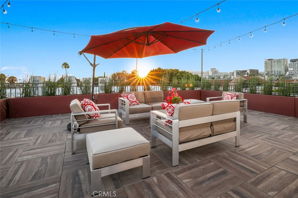5820 La Mirada Avenue 202