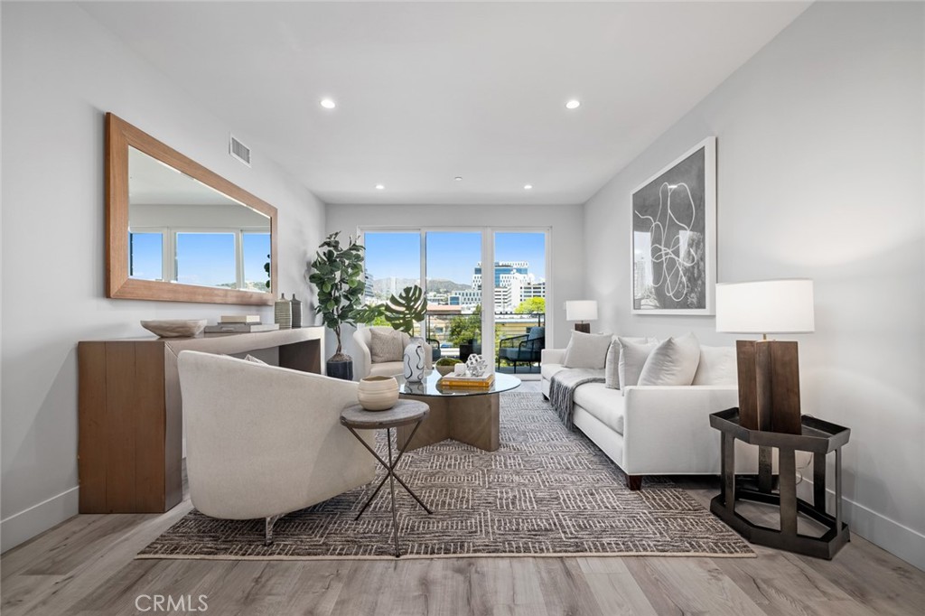 5820 La Mirada Avenue 202